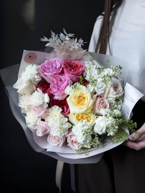 Букет из эксклюзивных роз и маттиолы 